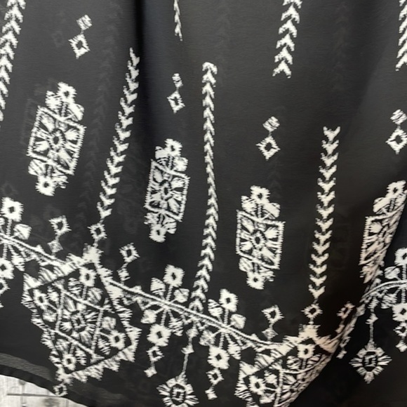 SOCIETY Girl black & white geometric print blouse. Tie details on sleeves. Small - Picture 3 of 12